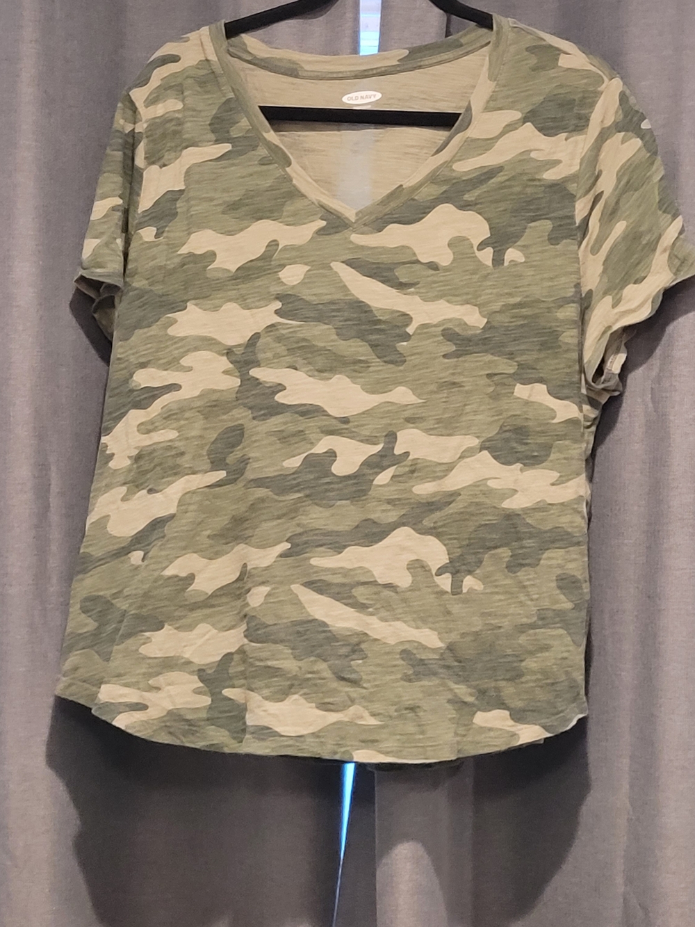 Old Navy Women's Camo V-Neck Tee in Green